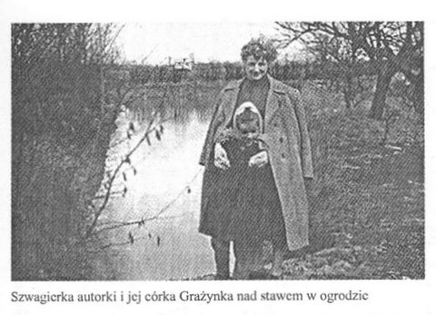 Szwagierka autorki i jej córka Grażynka nad stawem w ogrodzie